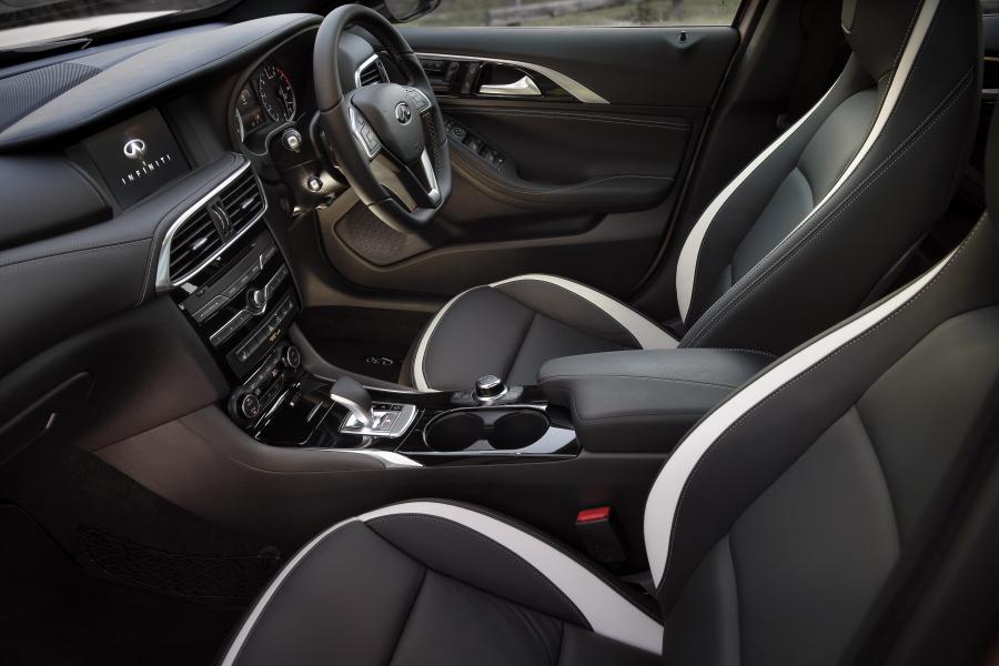 Интерьер Infiniti Q30S 2.0t AWD 2016 года  (AU) (фото 21 из 26)